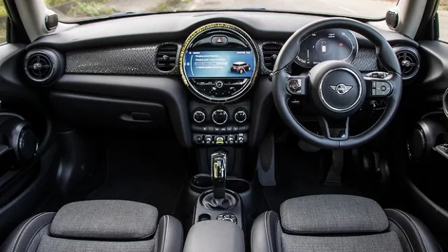 MINI Cooper SE Dashboard