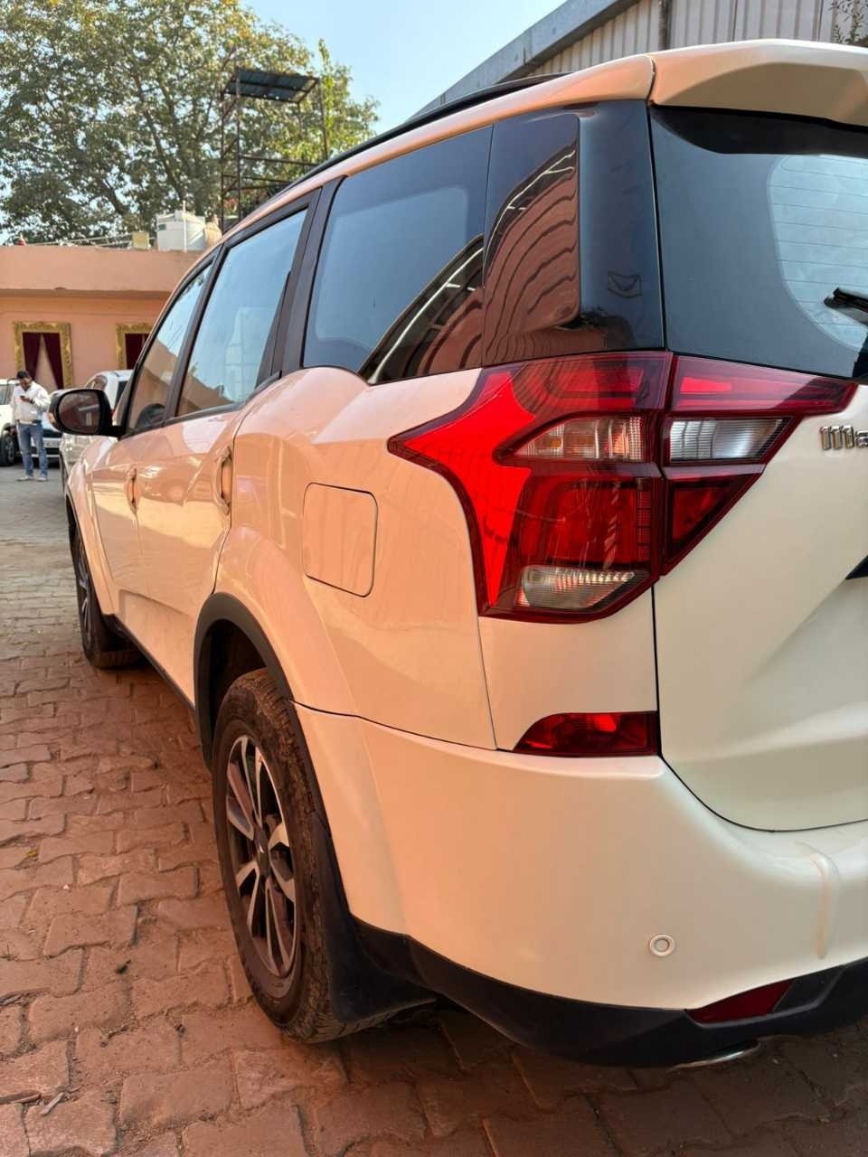 LOOK_AROUND image for MAHINDRA XUV500 FWD W7