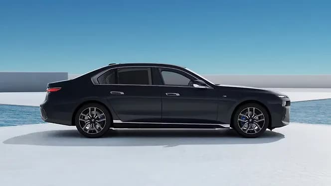 BMW 7 Series Right Side View | Hooter