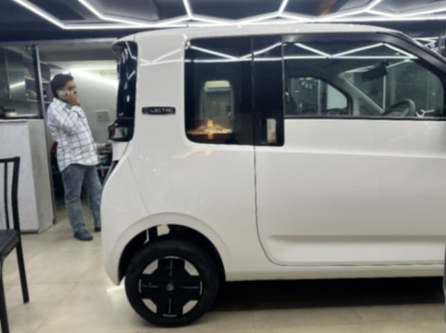 EXTERIOR image for COMET EV PLAY | Hooter