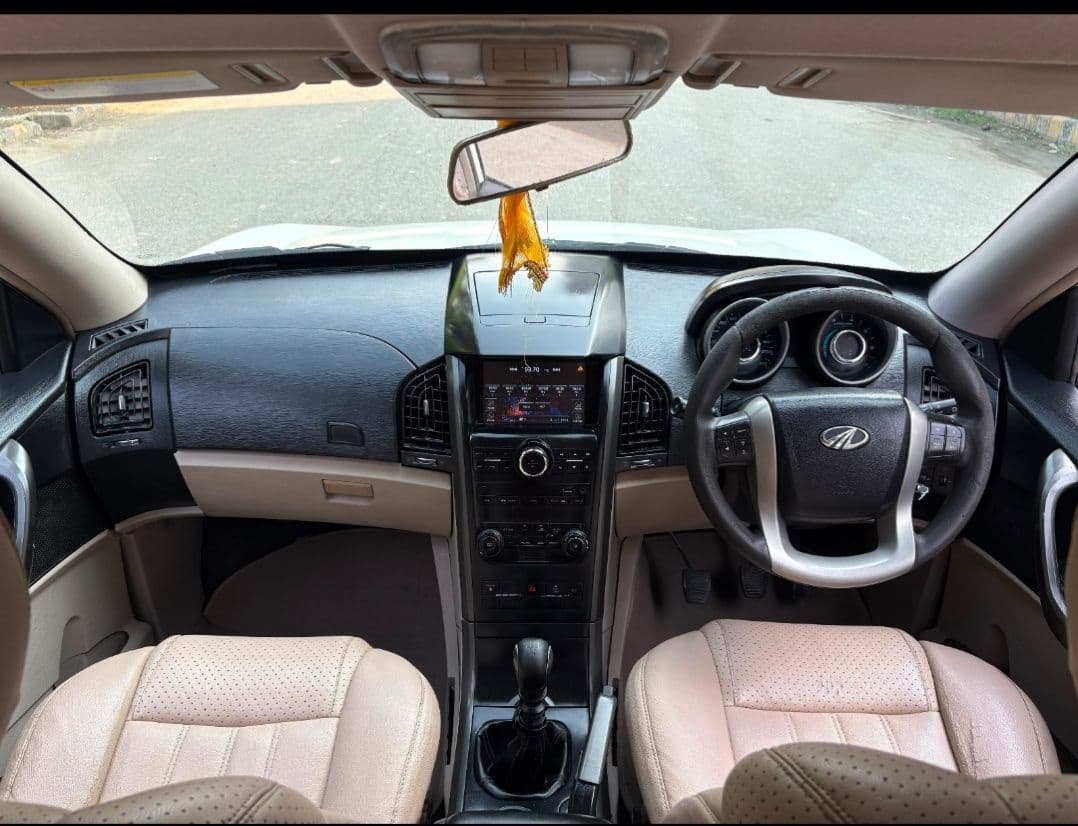 INTERIOR image for XUV 500 R 1.99 FWD W6 | Hooter