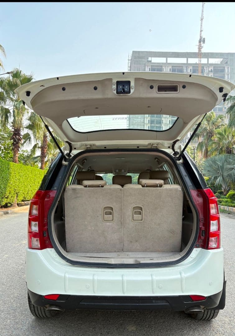 INTERIOR image for XUV 500 R 1.99 FWD W6 | Hooter