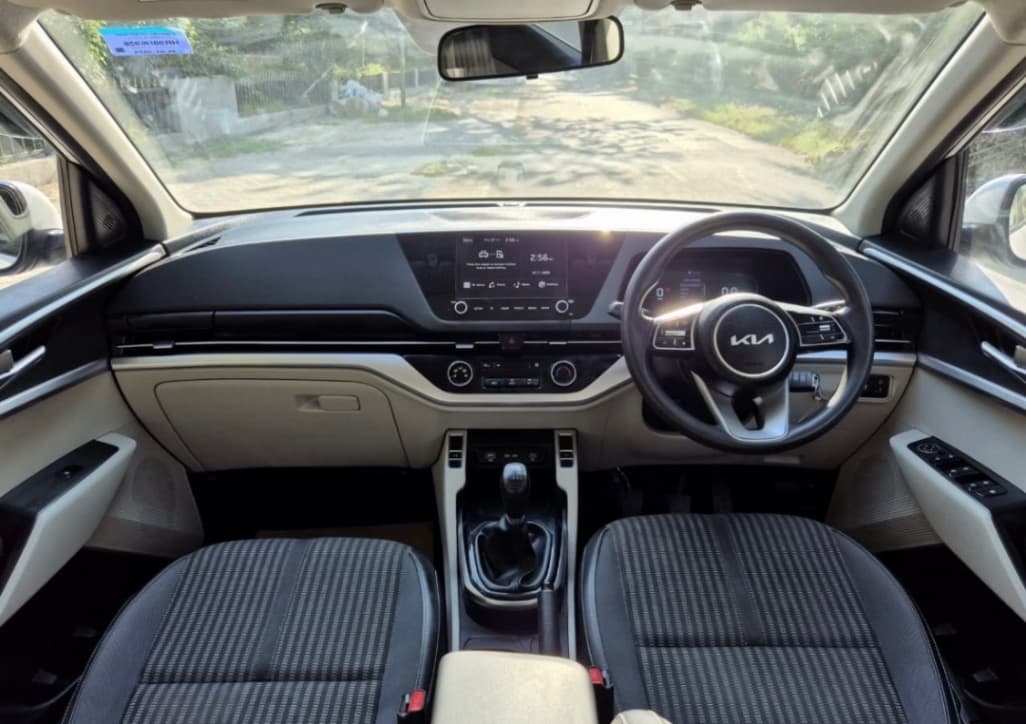 INTERIOR image for CARENS G1.5 6MT PRESTIGE 7 | Hooter