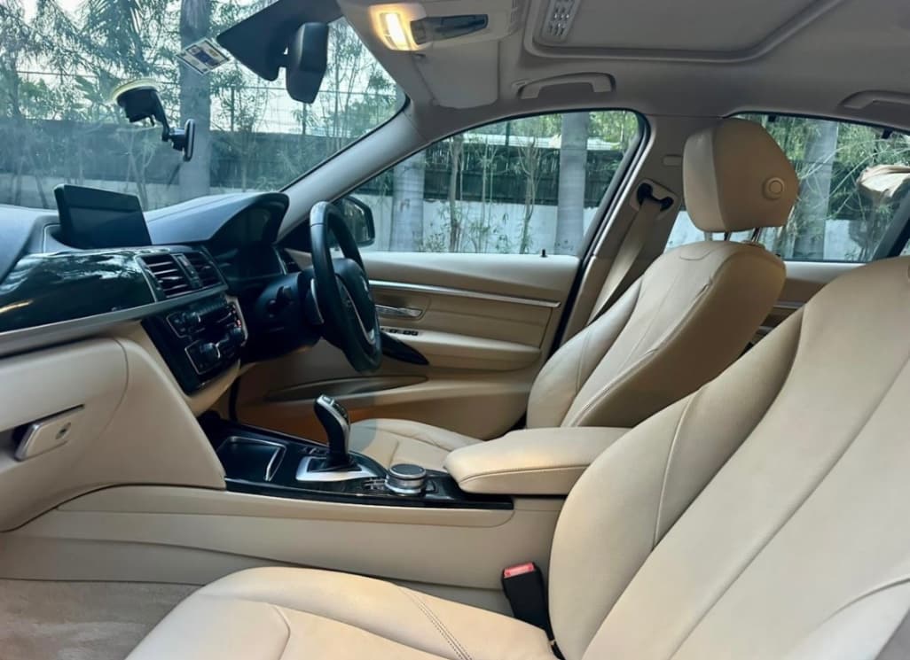 INTERIOR image for 320D