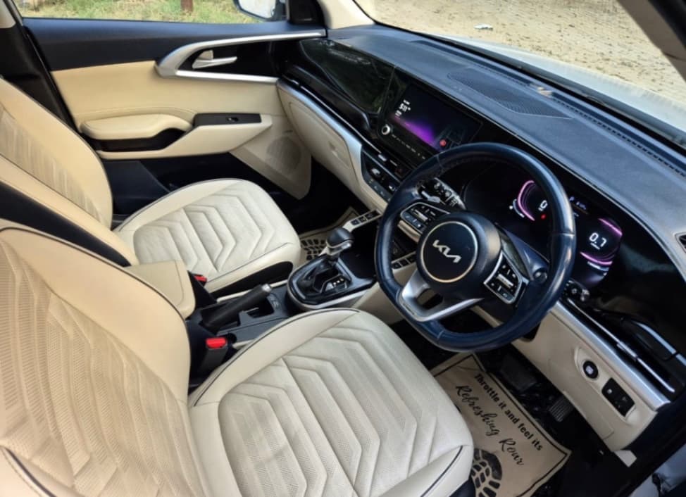 INTERIOR image for CARENS D1.5 6AT LUXURYPLUS 6