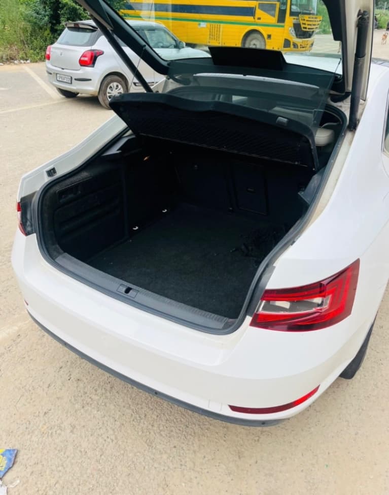 INTERIOR image for SUPERB L & K (132 KW, TSI) | Hooter