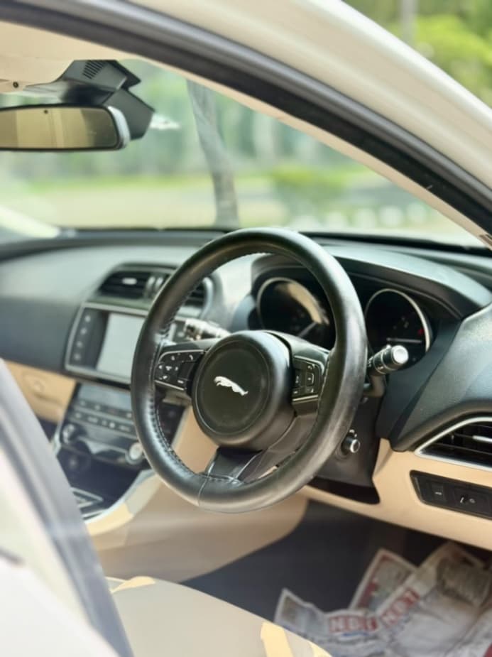 INTERIOR image for JAGUAR XE 2.0L DIESEL PRESTIGE | Hooter