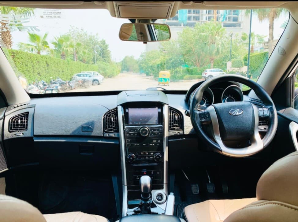 INTERIOR image for MAHINDRA XUV500 FWD W9 | Hooter