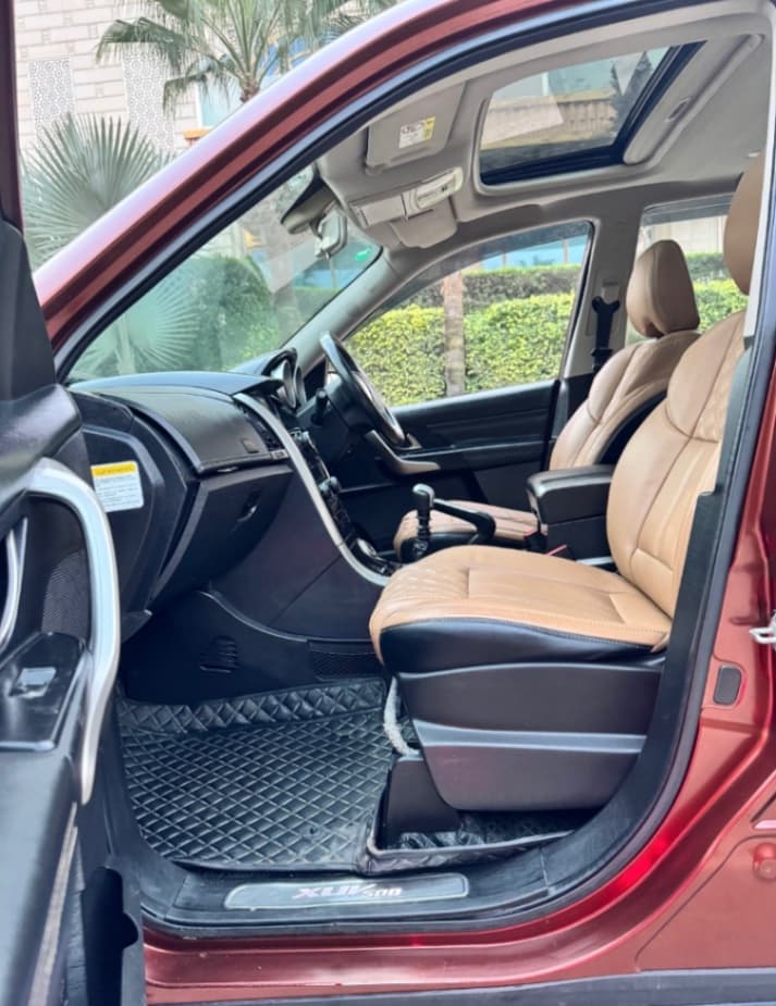 INTERIOR image for MAHINDRA XUV500 FWD W11 | Hooter