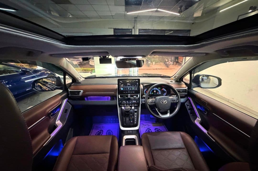 INTERIOR image for INNOVA HYCROSS HYBRID ZX(7S) | Hooter