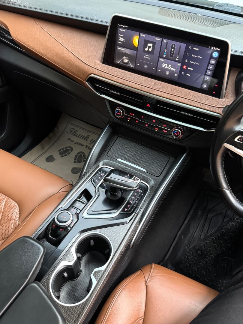 INTERIOR image for GLOSTER DE 4X4 6 SEAT SAVVY | Hooter