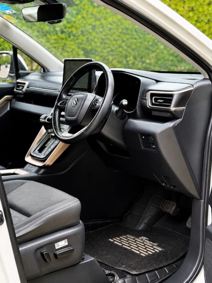 INTERIOR image for INVICTO STRONG HYBRID ALPHA+7S | Hooter