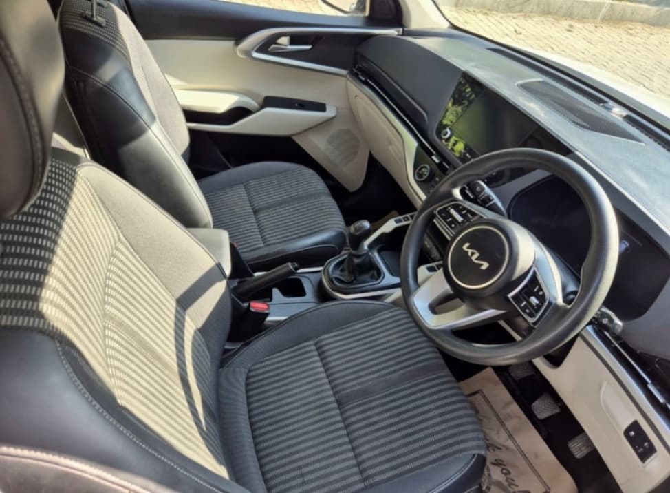 INTERIOR image for CARENS G1.5 6MT PRESTIGE 7 | Hooter