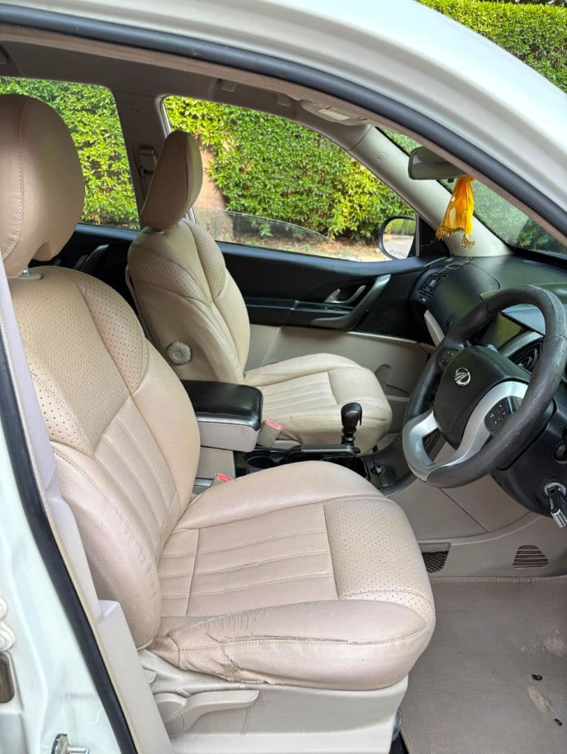 INTERIOR image for XUV 500 R 1.99 FWD W6 | Hooter