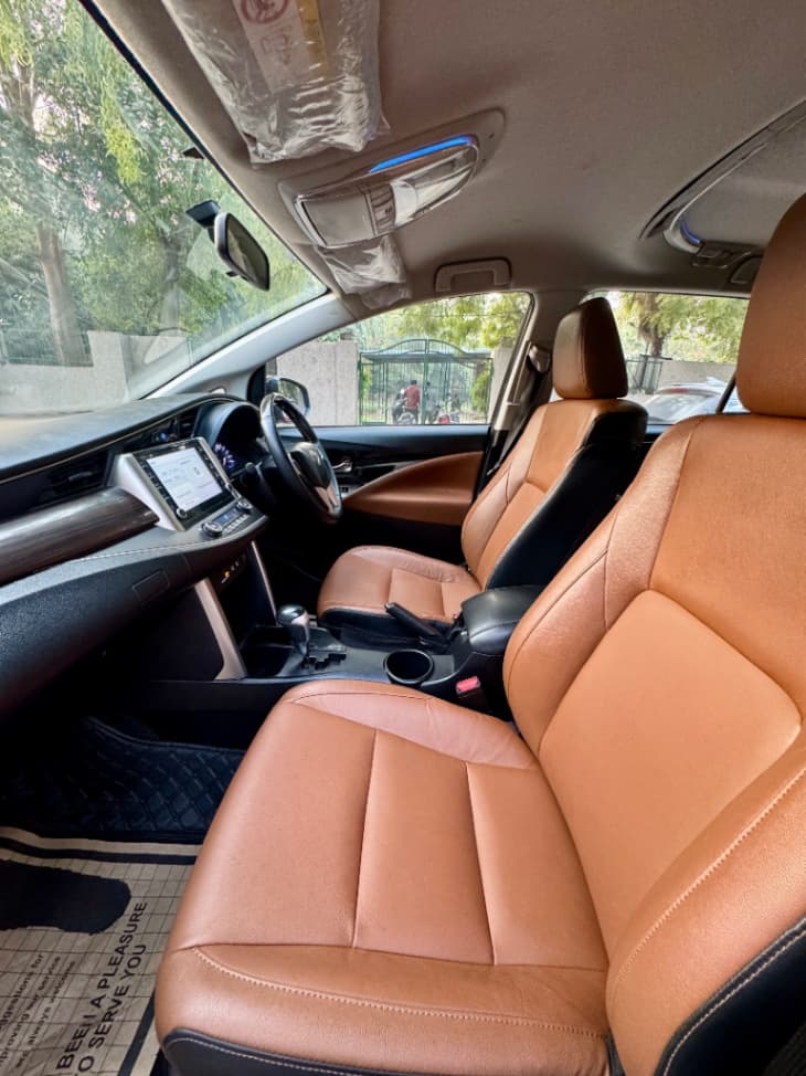 INTERIOR image for INNOVA CRYSTA 2.7Z (AT) | Hooter