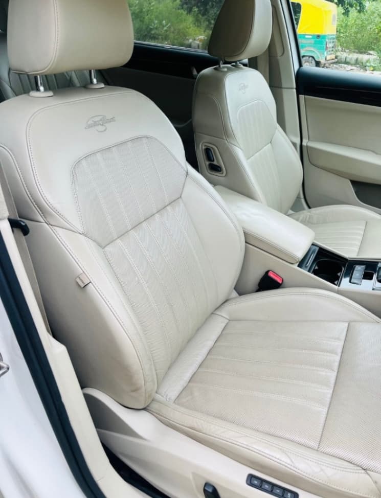 INTERIOR image for SUPERB L & K (132 KW, TSI) | Hooter