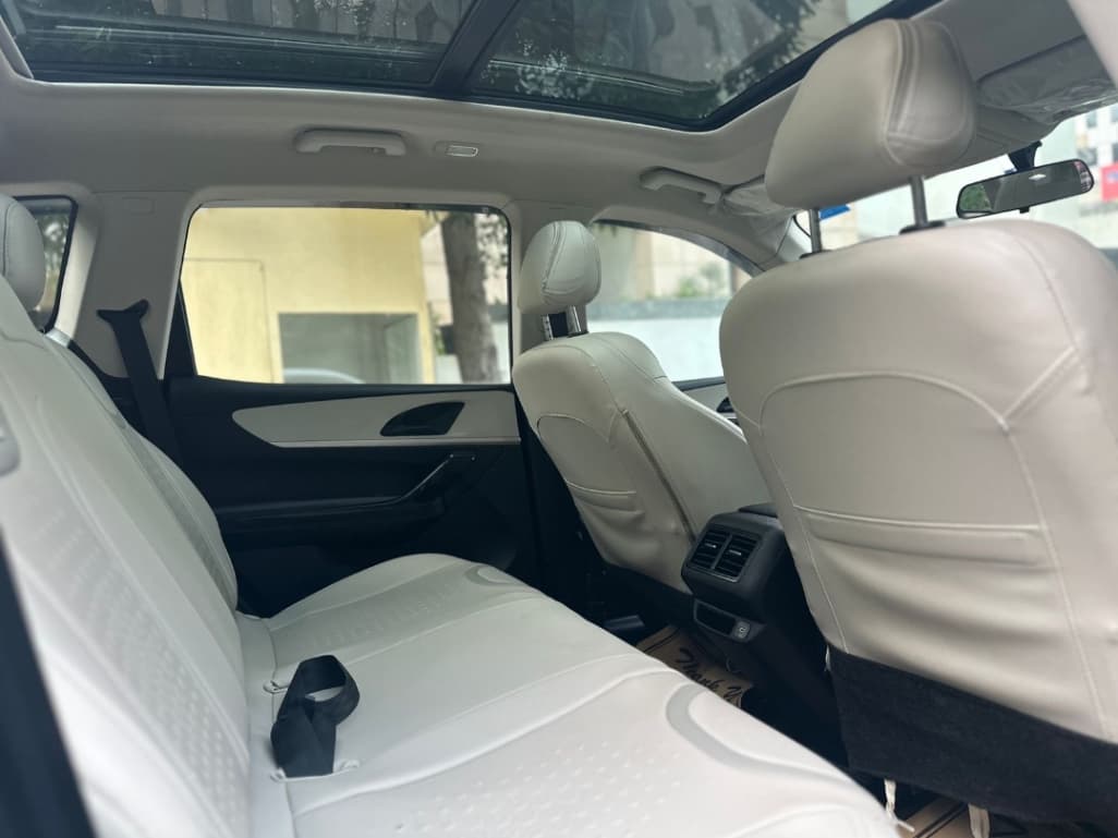 INTERIOR image for XUV700 AX5 PET MT 5 SEATER | Hooter