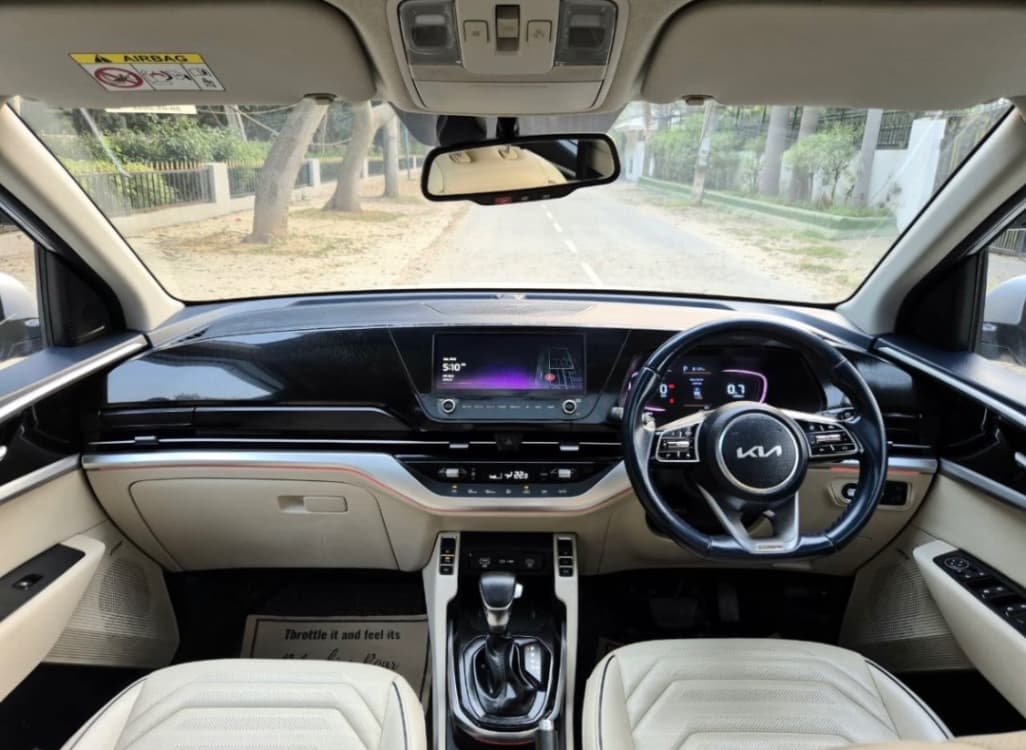 INTERIOR image for CARENS D1.5 6AT LUXURYPLUS 6