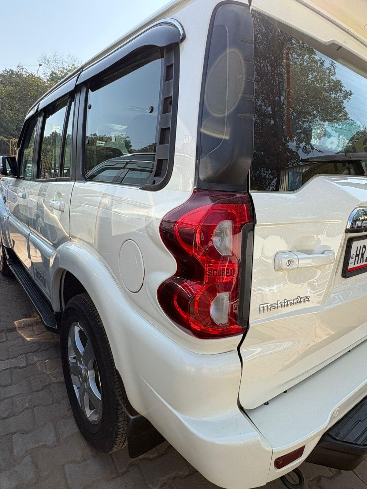Mahindra Scorpio S11