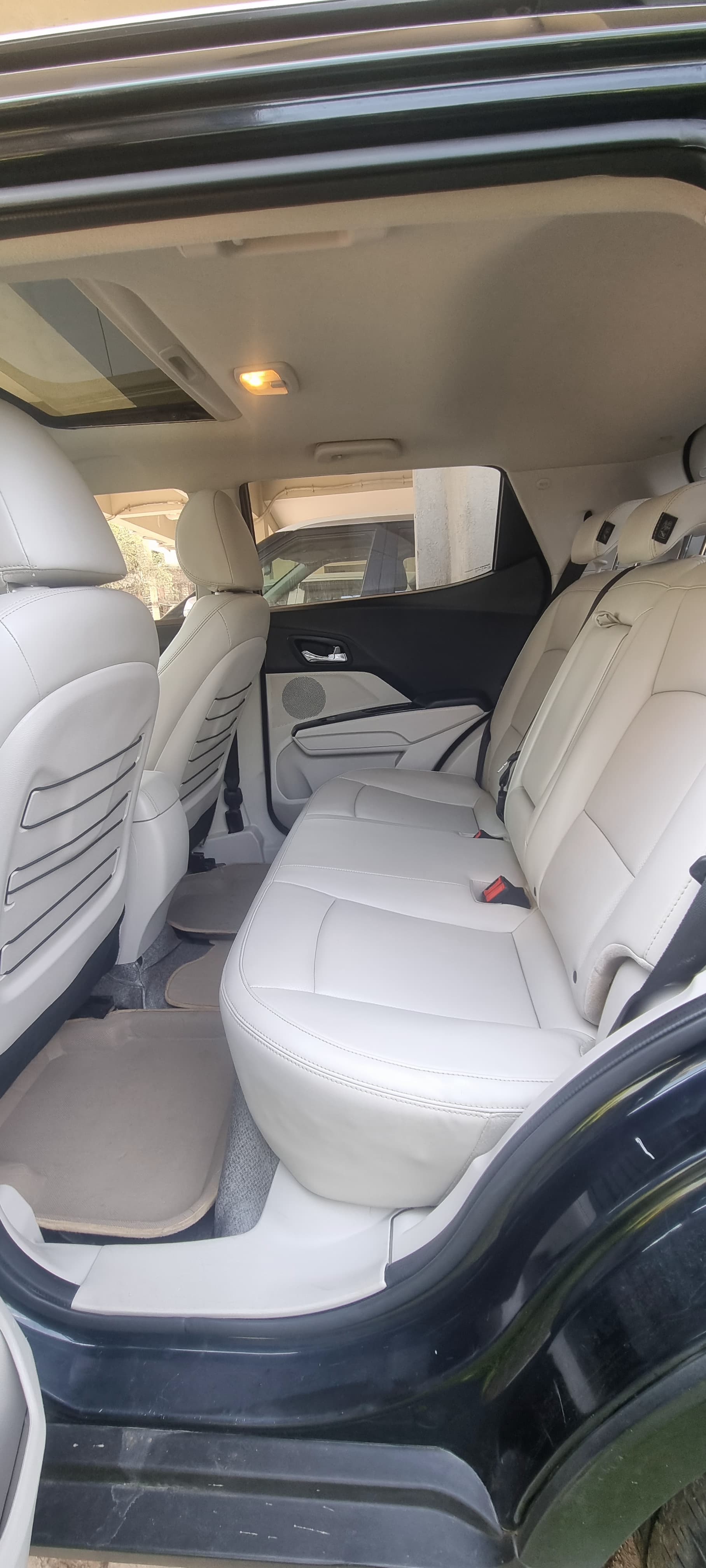 Mahindra XUV300 W8 (O) PET BS4 MT 2019 exterior | Hooter