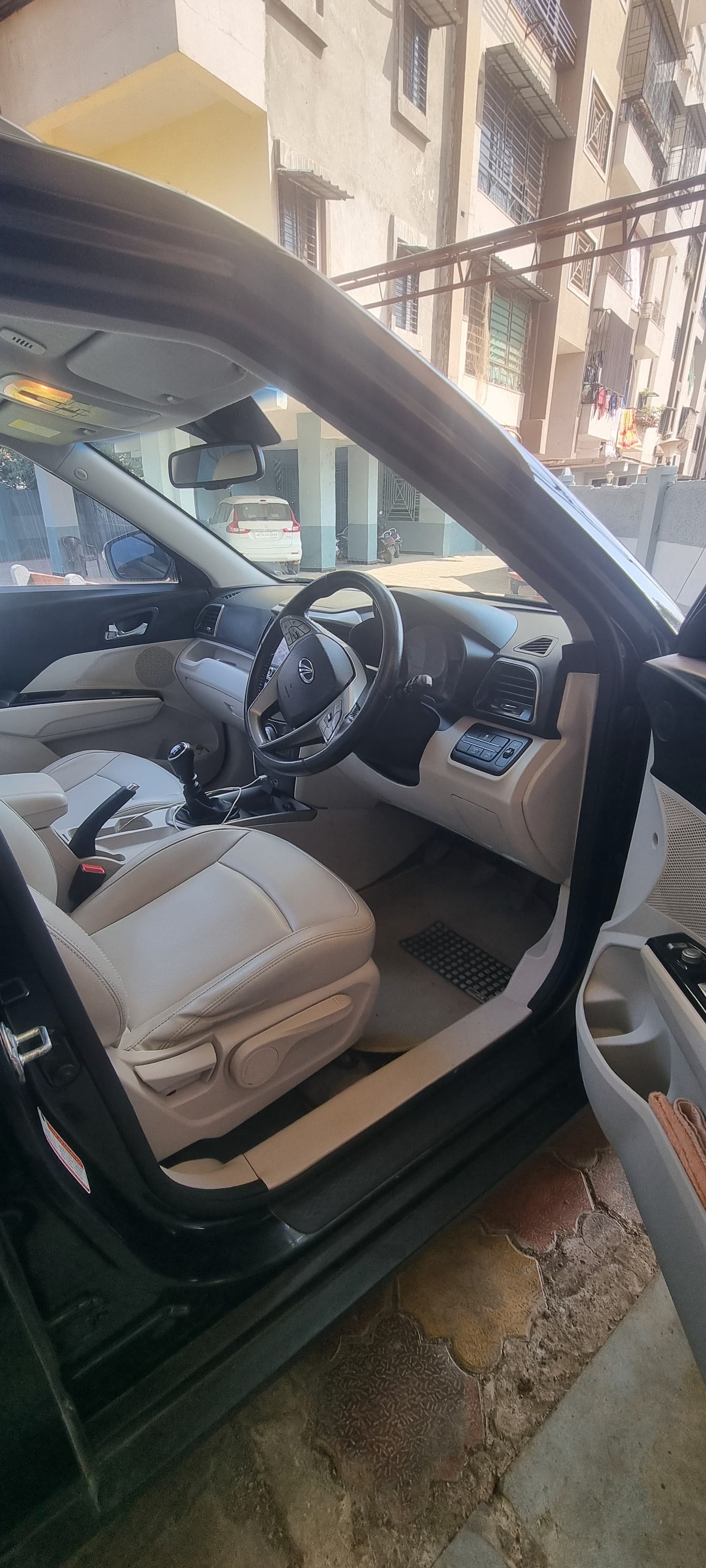 Mahindra XUV300 W8 (O) PET BS4 MT 2019 exterior | Hooter