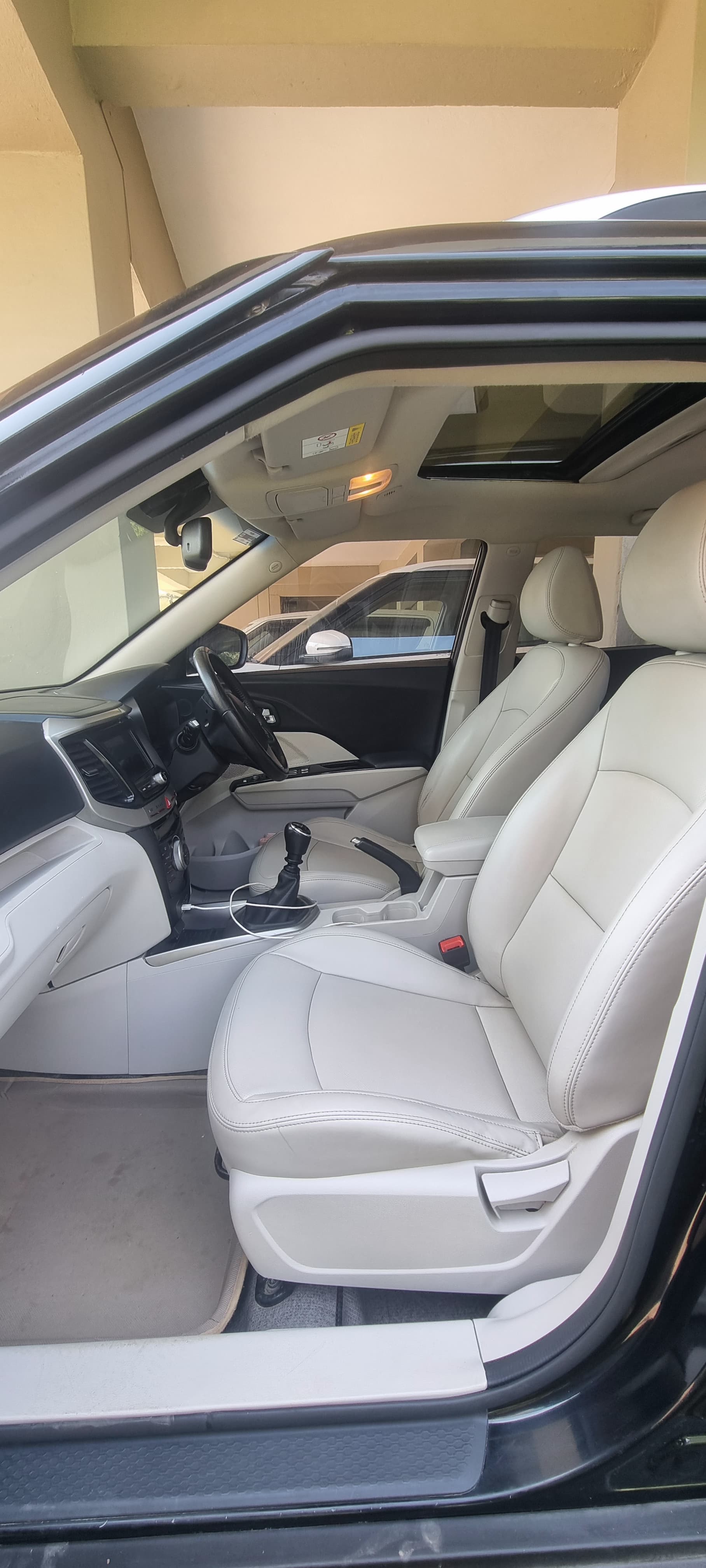Mahindra XUV300 W8 (O) PET BS4 MT 2019 exterior | Hooter