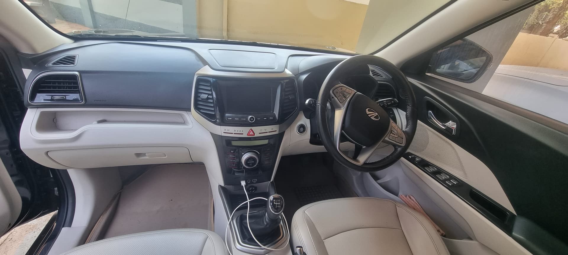Mahindra XUV300 W8 (O) PET BS4 MT 2019 exterior | Hooter