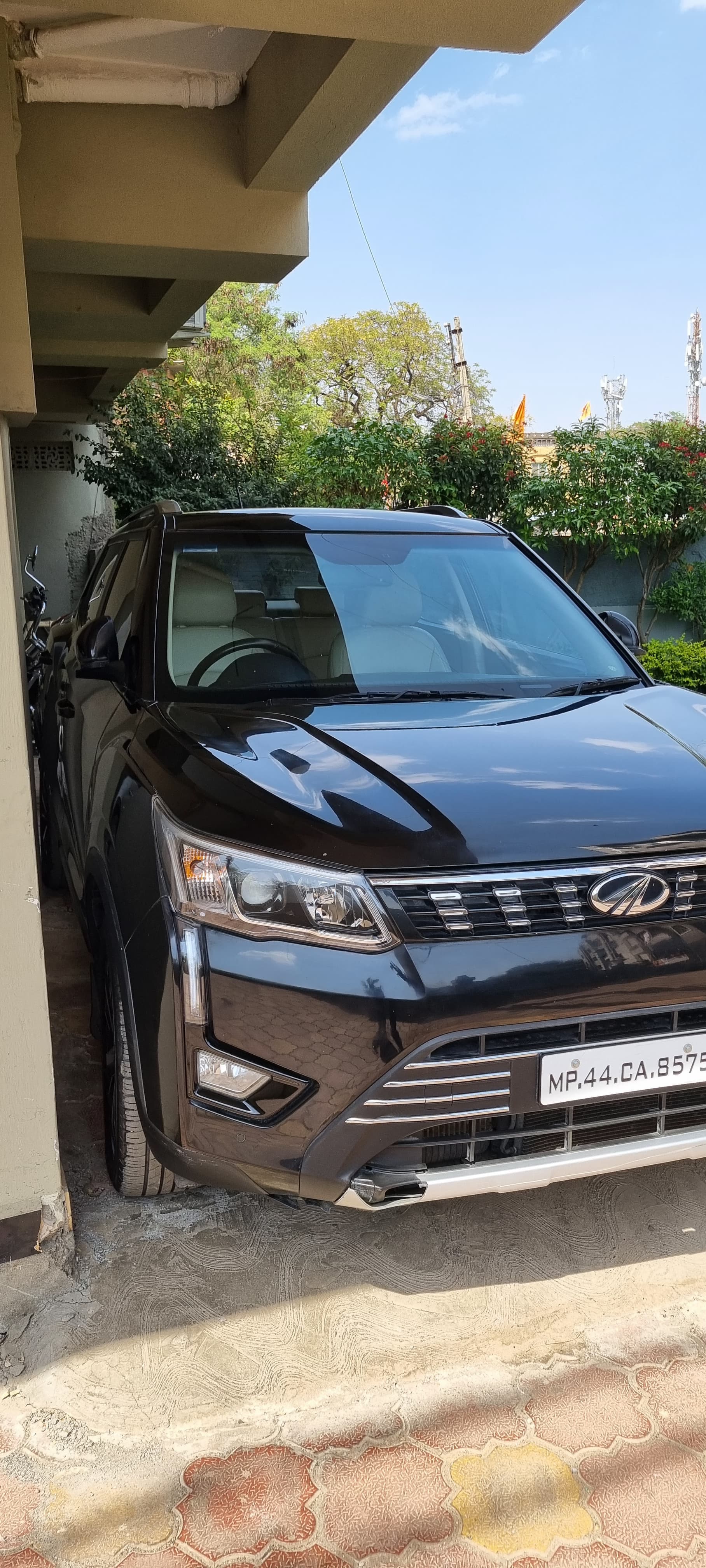 Mahindra XUV300 W8 (O) PET BS4 MT 2019 exterior | Hooter