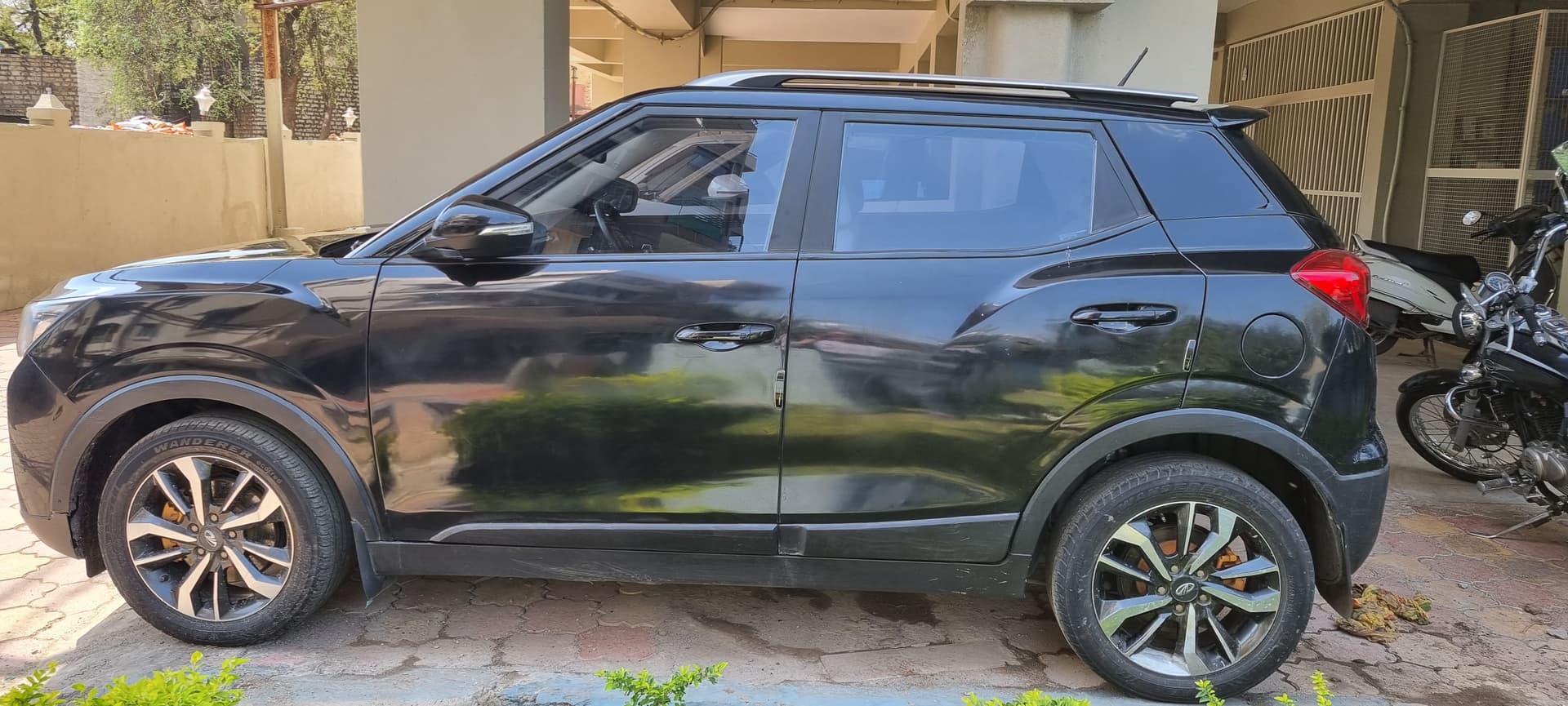 Mahindra XUV300 W8 (O) PET BS4 MT 2019 exterior | Hooter