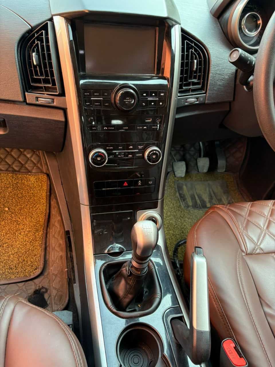 INTERIOR image for MAHINDRA XUV500 FWD W7 | Hooter