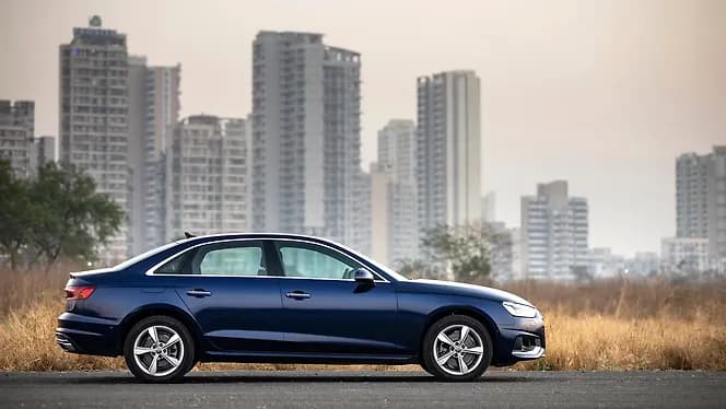 Audi A4 Right Side View | Hooter