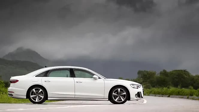 Audi A8 L Right Side View | Hooter