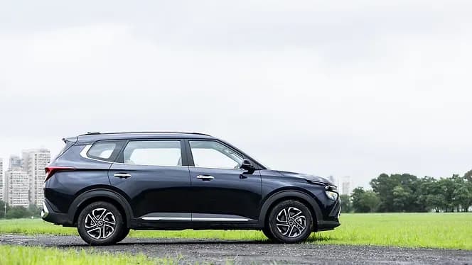 Kia Carens [2023-2024] Right Side View | Hooter