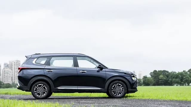 Kia Carens [2023-2024] Right Side View