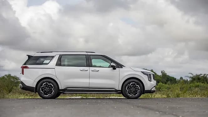 Kia Carnival Right Side View | Hooter