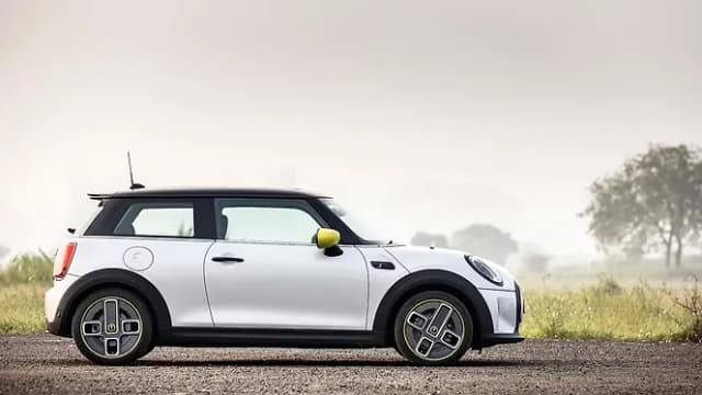 MINI Cooper SE Right Side View