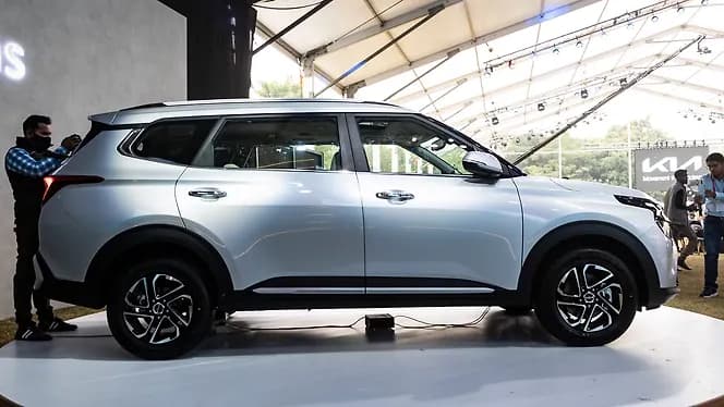 Kia Carens [2022-2023] Right Side View | Hooter