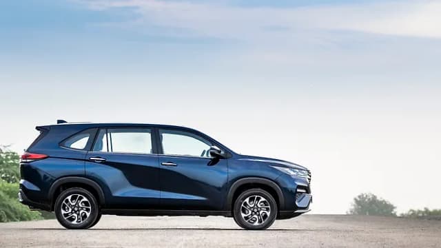 Maruti Suzuki Invicto Right Side View