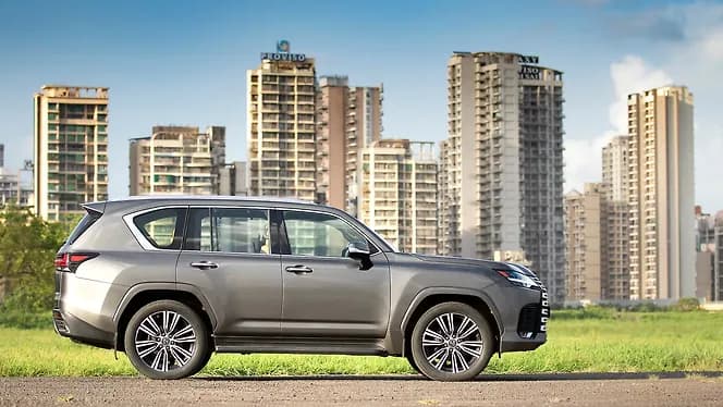Lexus LX Right Side View | Hooter