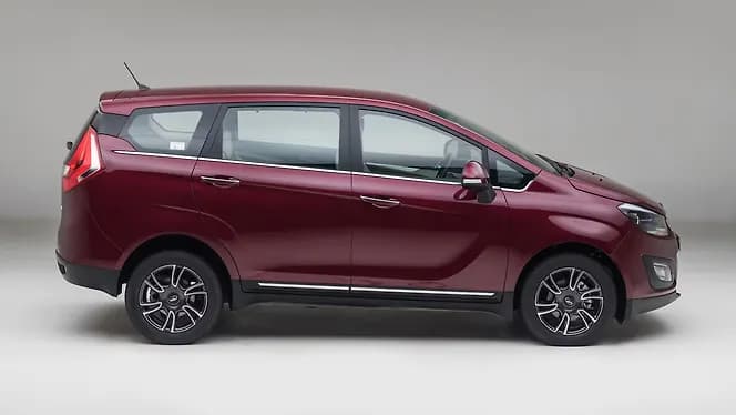 Mahindra Marazzo [2018-2020] Right Side View