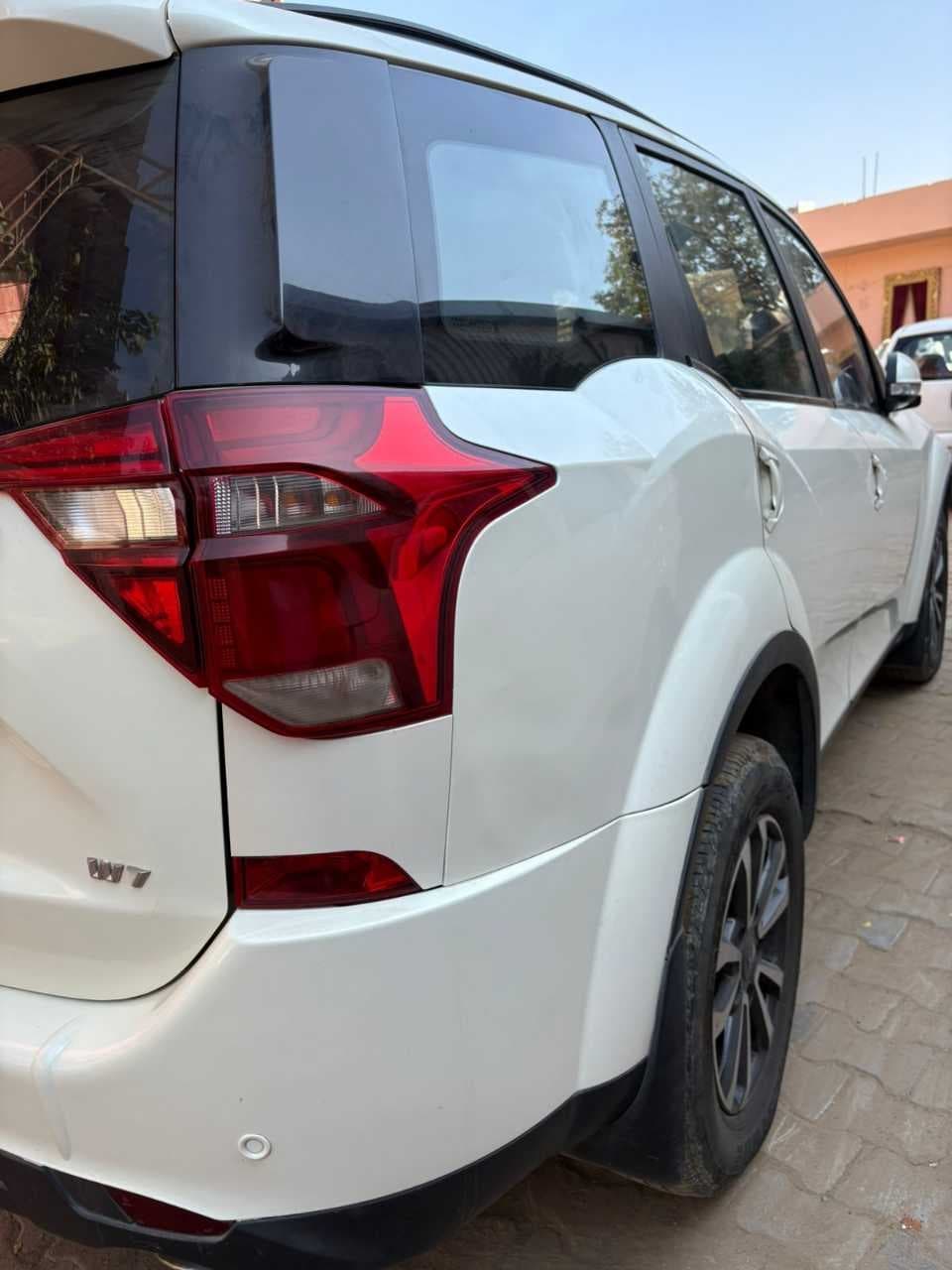 LOOK_AROUND image for MAHINDRA XUV500 FWD W7 | Hooter