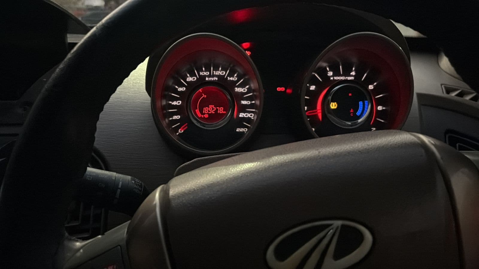 Mahindra XUV500 FWD W8 2012 exterior