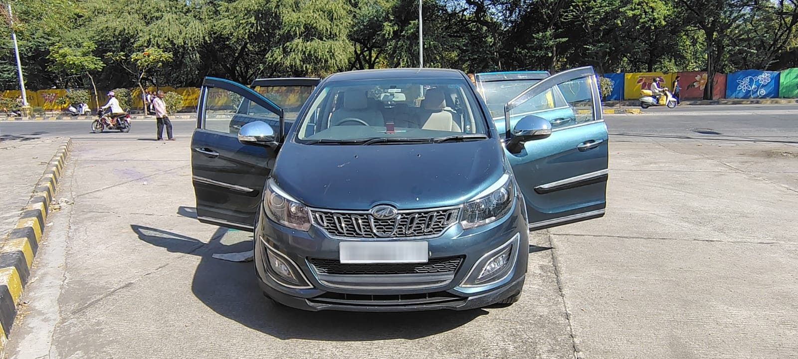 Mahindra MARAZZO 8STR M8 BS4 2019 exterior | Hooter