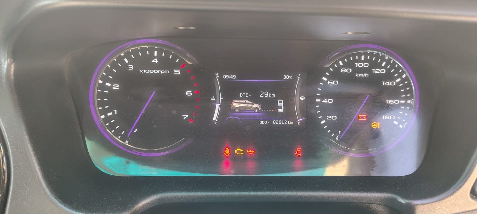 Mahindra MARAZZO 8STR M8 BS4 2019 exterior | Hooter