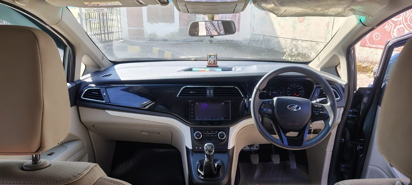 Mahindra MARAZZO 8STR M8 BS4 2019 exterior | Hooter
