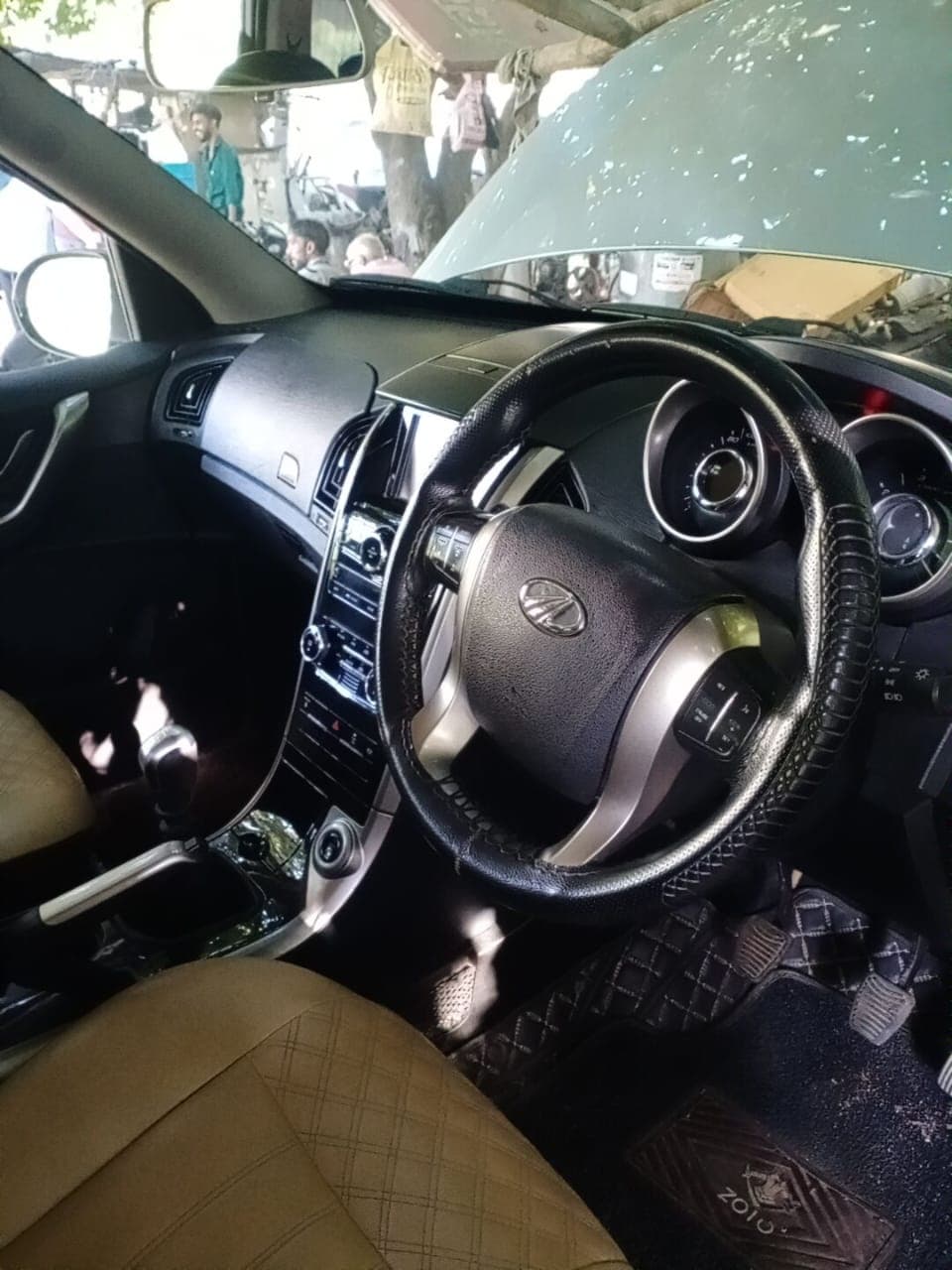 Mahindra MAHINDRA XUV500 FWD W7 2019 exterior | Hooter