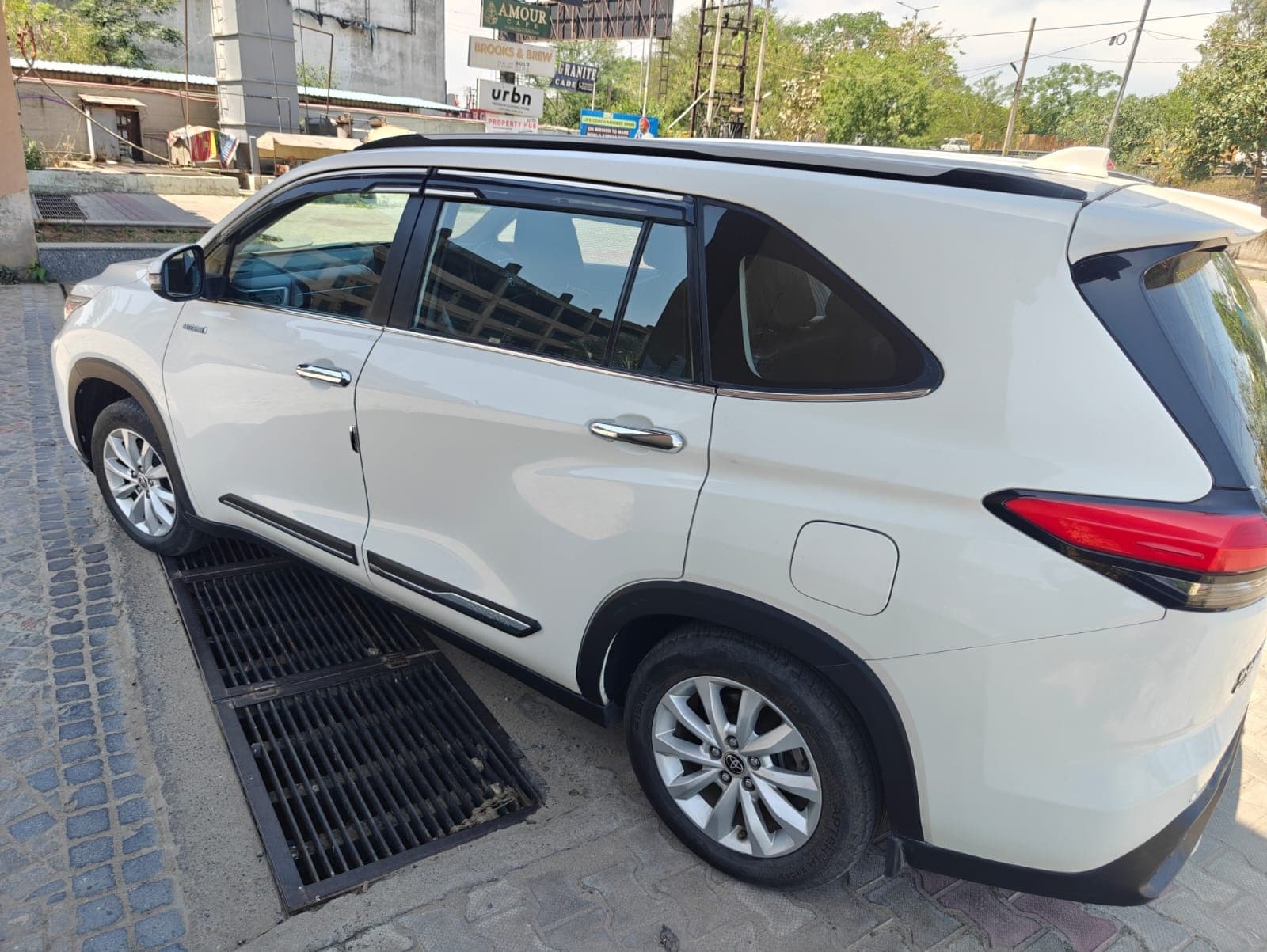 Toyota INNOVA HYCROSS HYBRID VX(8S) 2023 exterior | Hooter