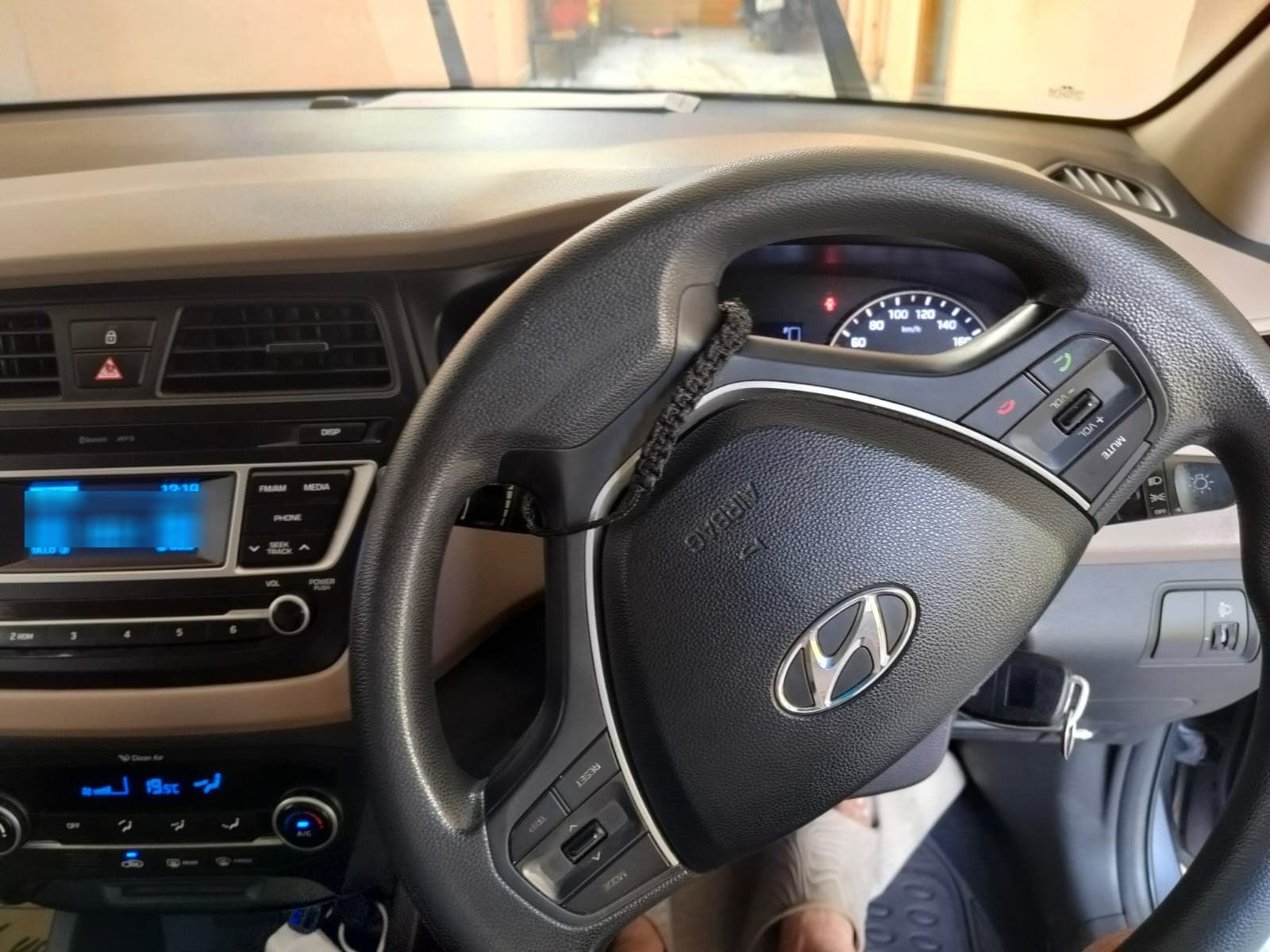 Hyundai I20 SPORTZ VTVT 2016 exterior | Hooter
