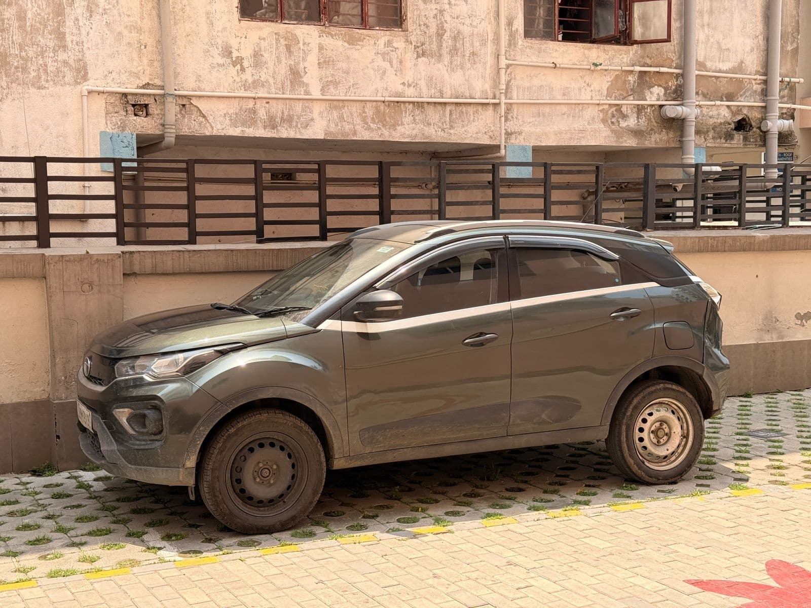 Tata Nexon XMS 2022 exterior | Hooter