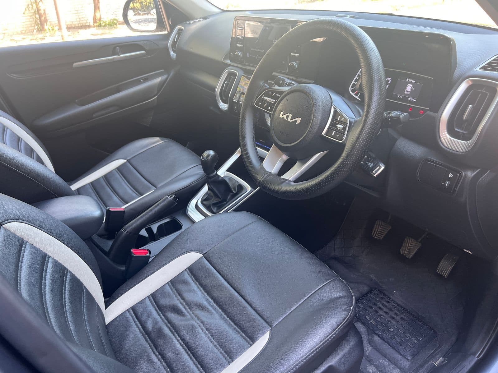 Kia SONET G1.2 5MT HTK PLUS 2021 exterior | Hooter